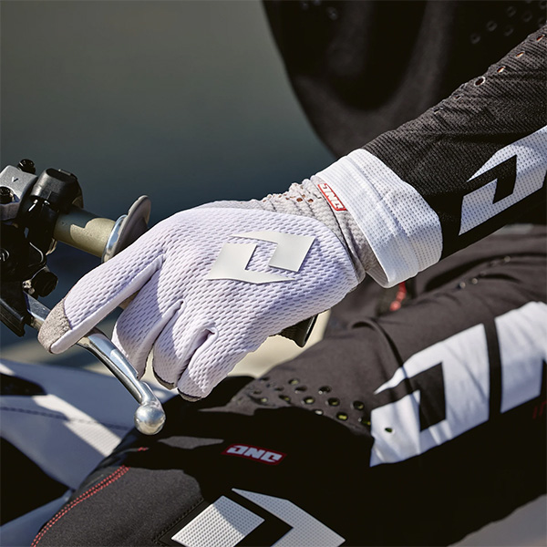 V197 ICE WHITE GUANTE - Imagen 3